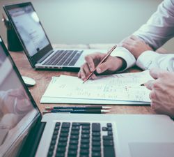 Team von GAUS IT-Systeme bei der gemeinsamen Projektarbeit