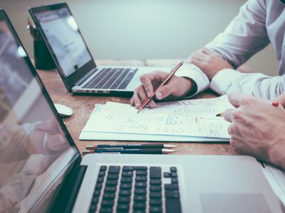 IT-Berater von GAUS IT-Systeme analysieren gemeinsam die IT-Infrastruktur eines Kunden